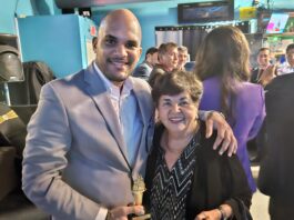 Passing of the Torch / Paso de la Antorcha